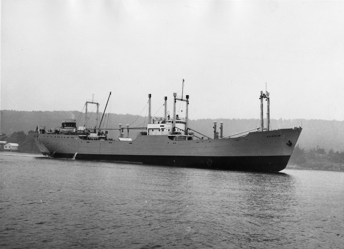Skipsmotiv, M/S"Bahia" bygg nr. 35 ved Langesund Mekaniske Verksted 1953 . Eier Ludvig Lorentsen, 3868 dwt, solgt en rekke ganger og seilt under mange navn. Hugget i India, 1979.