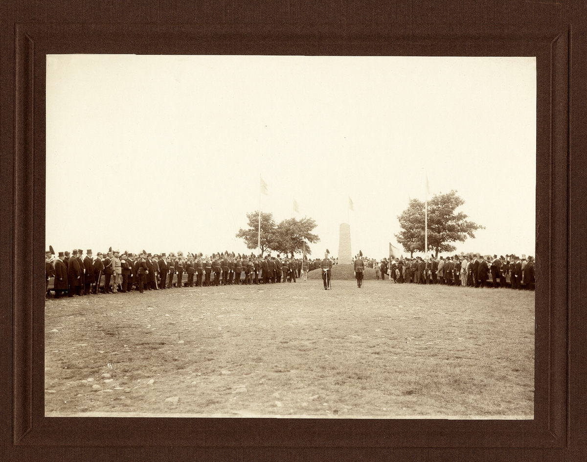 Minnesstenen på Kronobergshed efter avtäckandet, 1919. Ett flertal inbjudna närvarar, varav många i olika tiders uniformer.