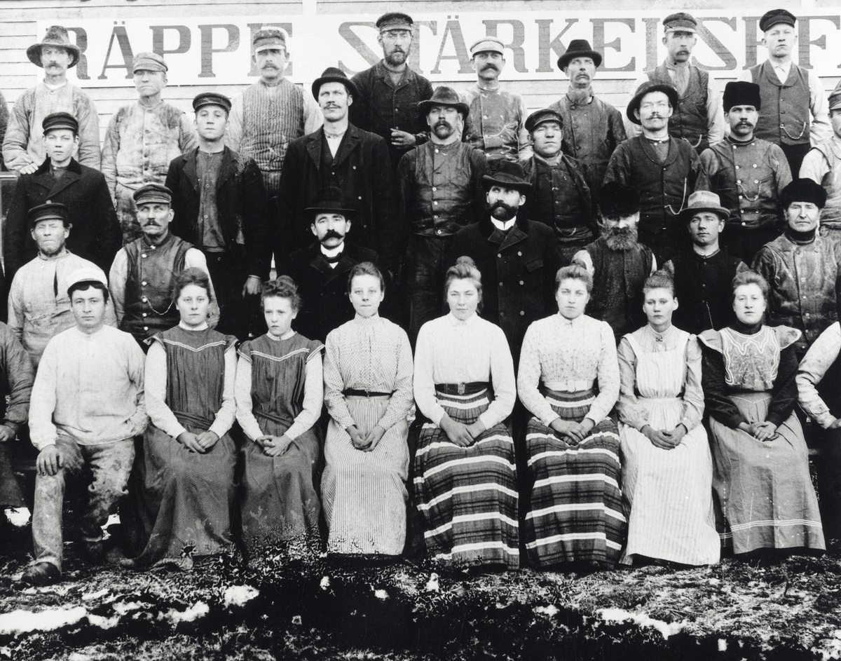 Personalen med chefer vid Räppe stärkelsefabrik, ca 1910.