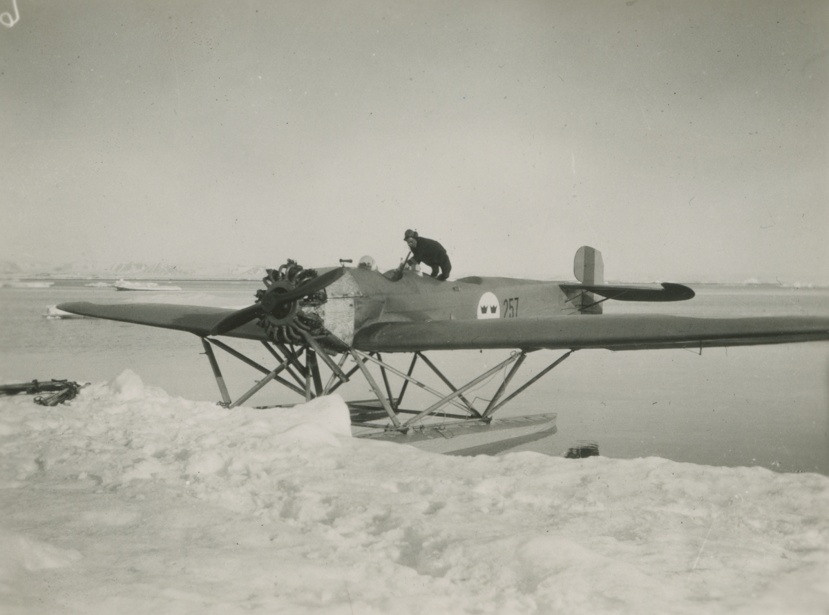 Fotografi från svenska undsättningsexpeditionen 1928. Motiv av flygplan i snön. Flygplan av typ S 5A (257) Hansa. Tillverkad av Svenska Aero AB på Lidingö, levererad till Flygvapnet 1928. Det togs ur tjänst 1938.