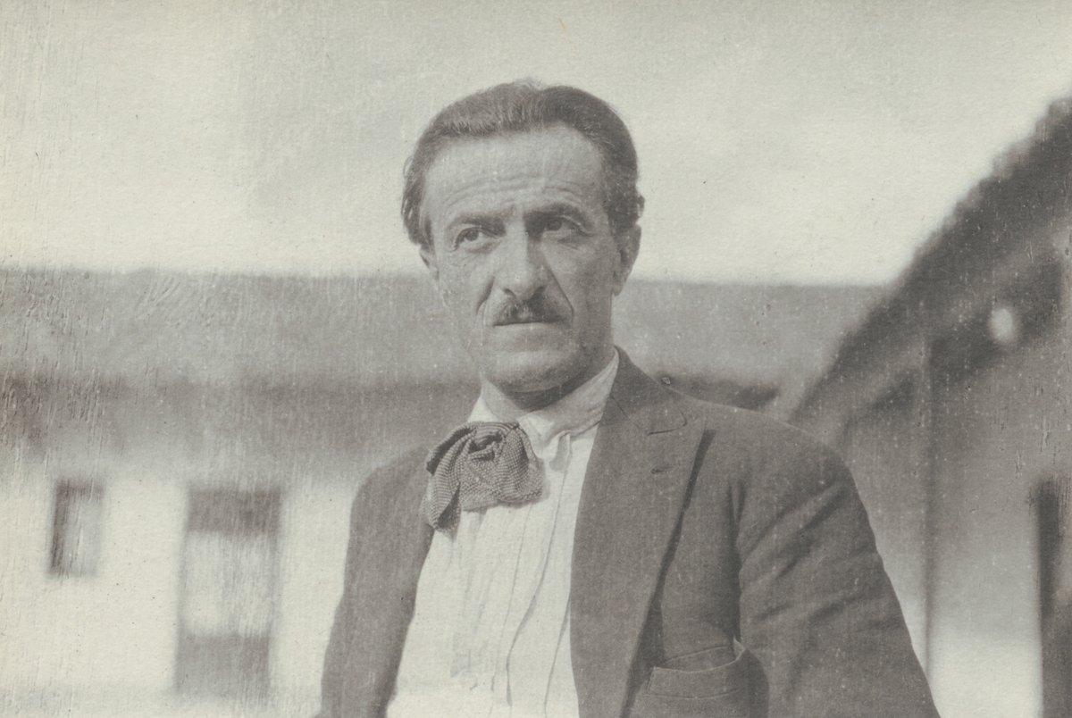 Fotografi från kuvert märkt med "Ernst Nordenskjöld". Porträtt av mustaschprydd expeditionsdeltagare.