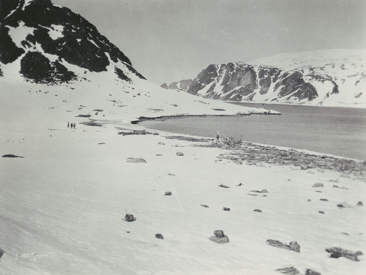 Fotografi från svenska undsättningsexpeditionen 1928. Vy över Virgohamna, startplatsen för Andrée-expeditionen 1897.