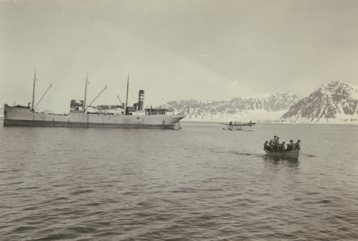 Fotografi från svenska undsättningsexpeditionen 1928. Motiv av lastbåten "Tanja", hav och snötäckta berg.