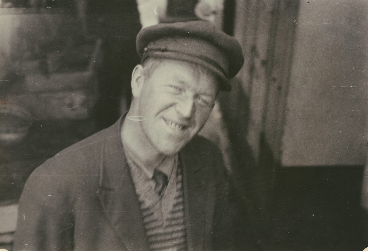Fotografi från svenska undsättningsexpeditionen 1928. Porträtt av Kapten Schelderup ombord på fartyget "Quest".