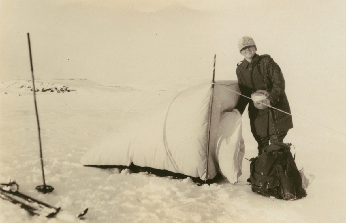 Diverse bilder ur Fred Goldbergs samling. Motiv av expeditionsdeltagare vid tält i snön.
