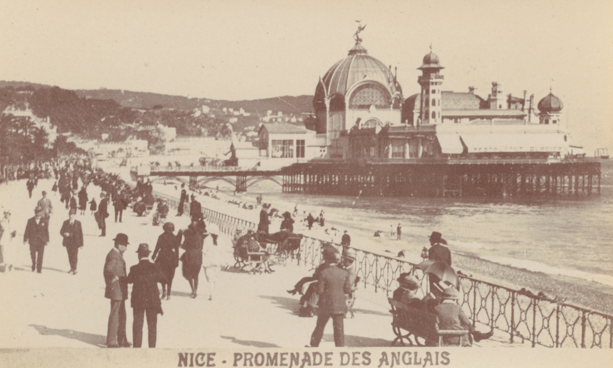 Fotografi från Albin Ahrenbergs resa till Grönland 1929. Motiv från Promenade de Anglais i Nice, Frankrike.
