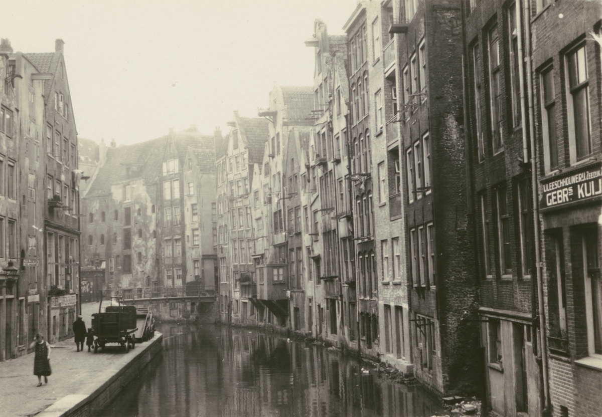 Fotografi från Albin Ahrenbergs resa till Grönland 1929. Motiv av hus vid kanal i vad som ser ut att vara Amsterdam.