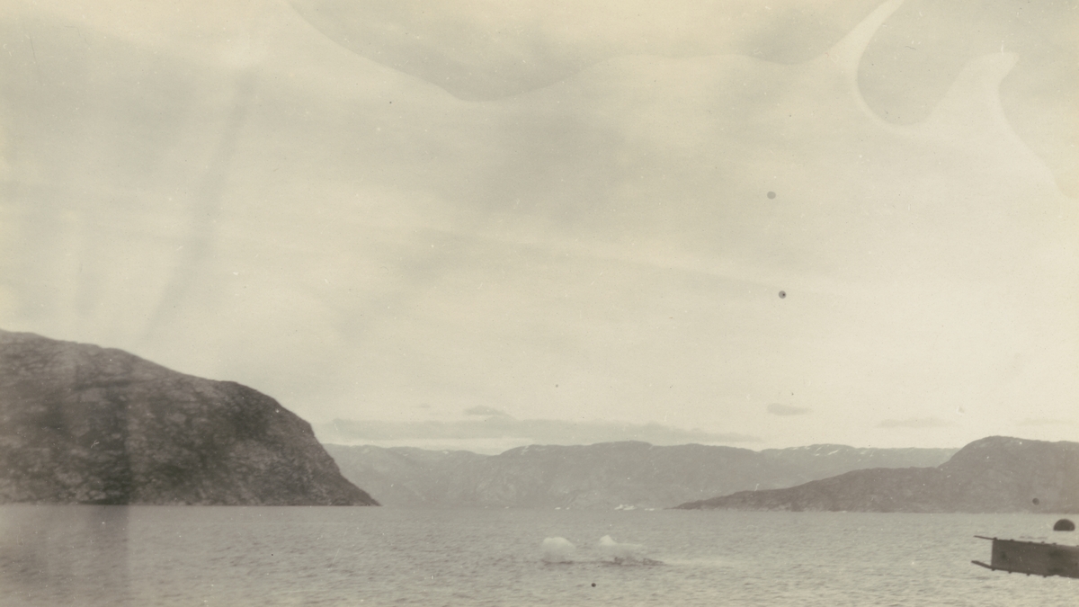 Fotografi från Albin Ahrenbergs resa till Grönland 1929. Vy över hav och berg i Ivigtut, Grönland.