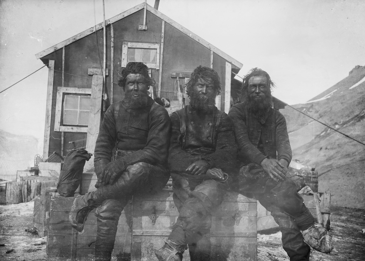 Fotografi från undsättningsexpeditionen med fartyget Uruguay 1903. Motiv av Duse, Karlsson och Grunden.
