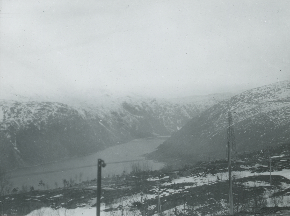 Fotografi från expedition till Spetsbergen. Vy över snötäckt bergslandskap.