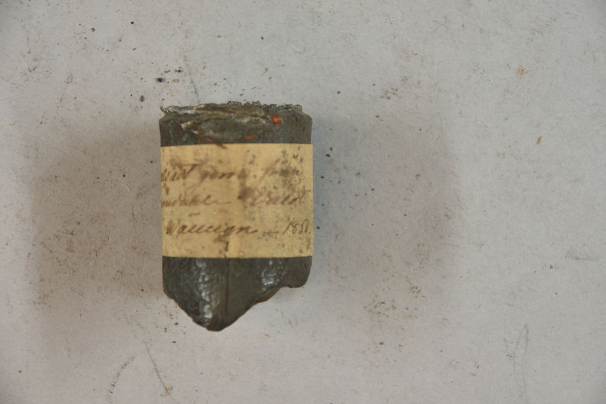 Prov på kettingjärn från Furudal. Prov taget år 1851. Information enligt påklistrad etikett.