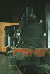 Utrangert damplokomotiv type 23b 442 i lokomotivstallen på K