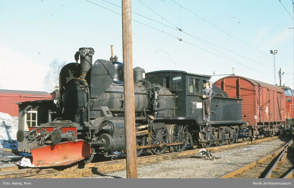 Damplokomotiv type 21e 207 utenfor lokomotivstallen på Hønefoss stasjon