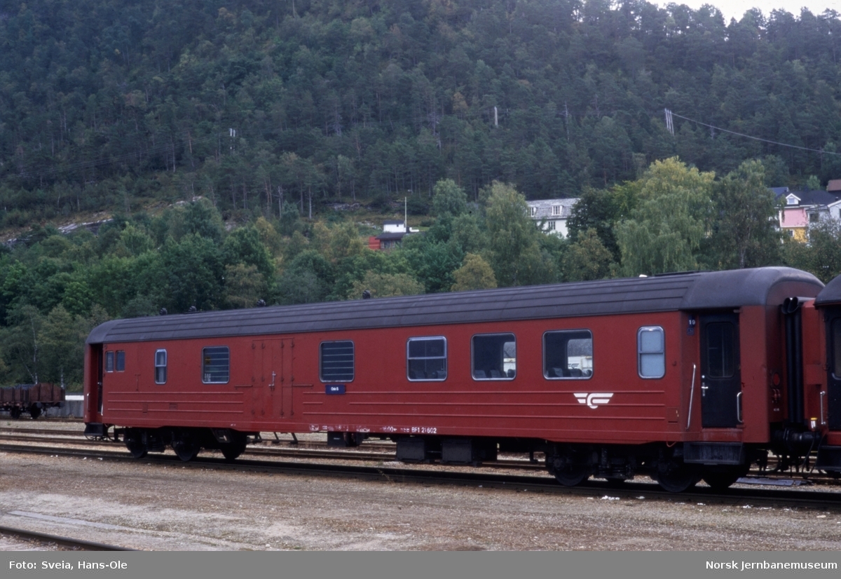 Kombinert person-, reisegods- og konduktørvogn BF1 21602 på Åndalsnes stasjon