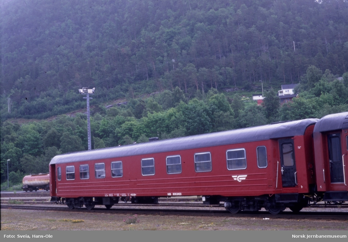 Personvogn B12K 24123 på Åndalsnes stasjon