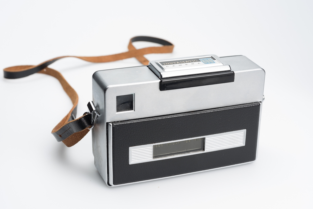 Instamatic 800 er et rangefinder-kamera produsert av Kodak på 1960-tallet.