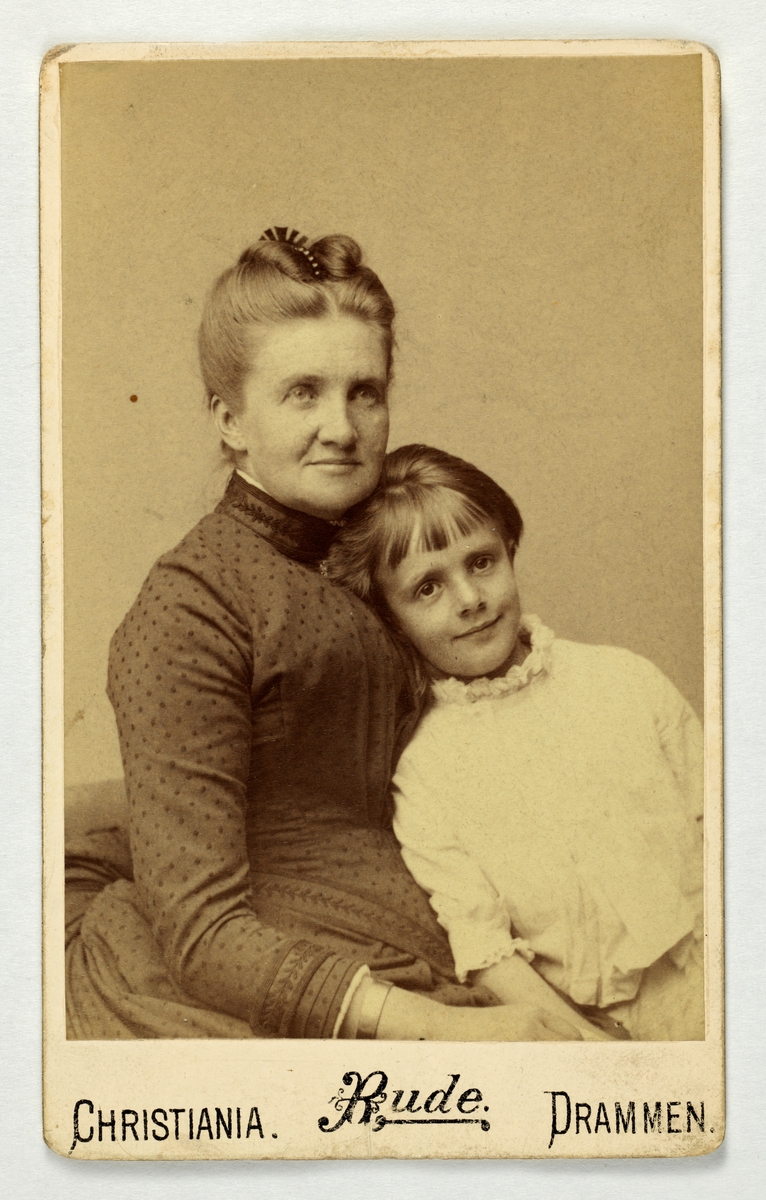 Fru Thea Schweigaard (f. Meyer) med sin datter Caroline Schweigaard (senere gift med Fredrik Stang)
