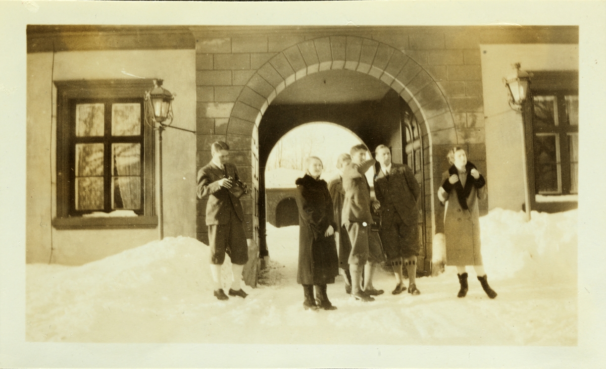 Søstrene Egeberg med venner foran inngangsporten til Bogstad gård. Fotografert nyttårsdag 1926.