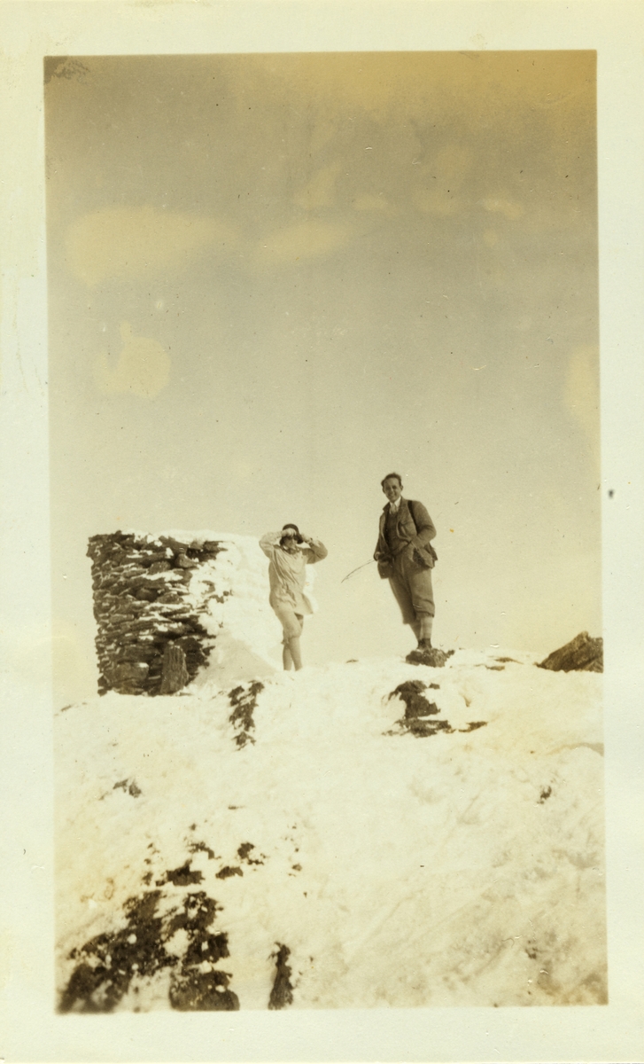 Lucy Egeberg og Erling Bredal ved varden på toppen av fjellet Ruten ved Fefor. Fotografert påsken 1926.