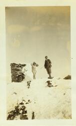 Lucy Egeberg og Erling Bredal ved varden på toppen av fjelle