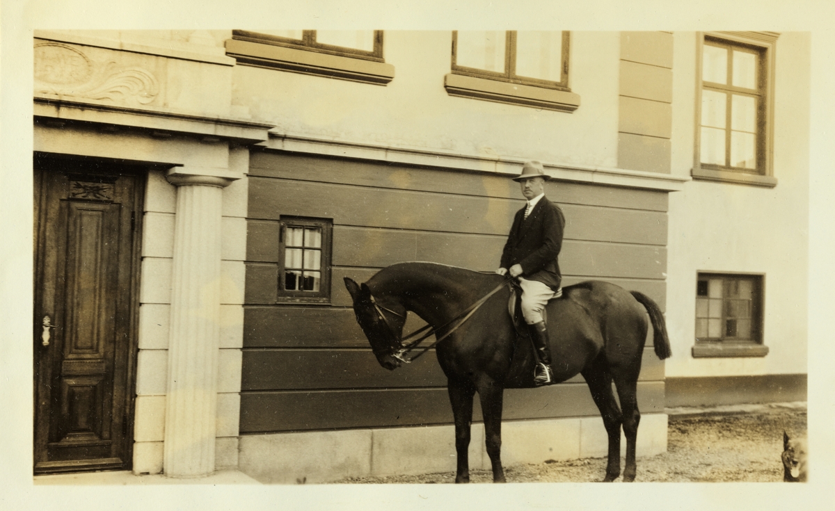 Westye Parr Egeberg på hesten "Kluck" ved inngangsparti på Bogstad gård. Antagelig fotografert 1926.