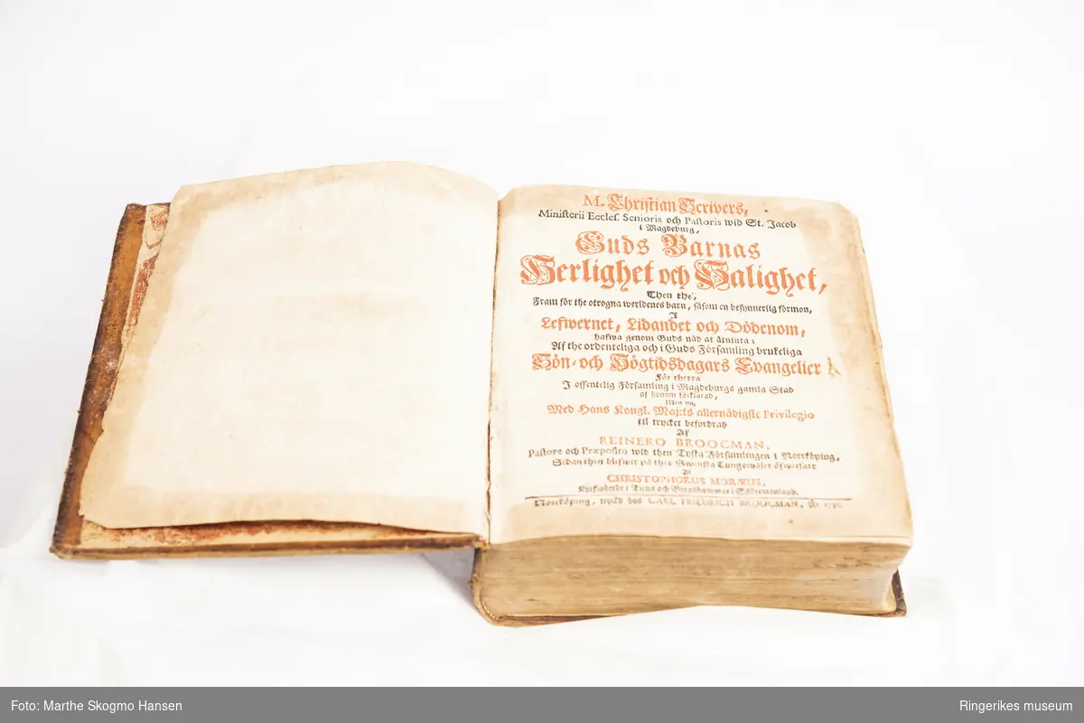 Guds Barnas Kerlighet och Salighet. Trykket hos Carl Friederich Broocman i Norrkøping i 1731. Tykk bok med 616 sider. Trepermer trukket med lær på utsiden og mønstret papir på innsiden.