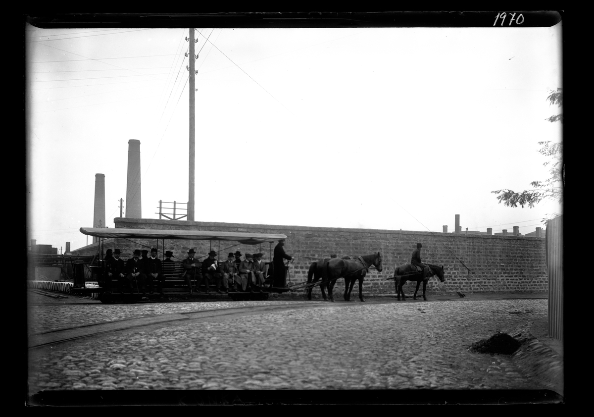 På kuvertet står följande information sammanställd vid museets första genomgång av materialet: Baku: Naftabolagets spårvagn.

Kånkan Naftavol. hästspårvagn