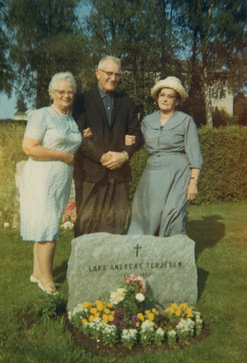 Familie på grava til Lars Andreas Terjesen.  Enka Astrid Margrete og dotter Tordis er med på bilda.