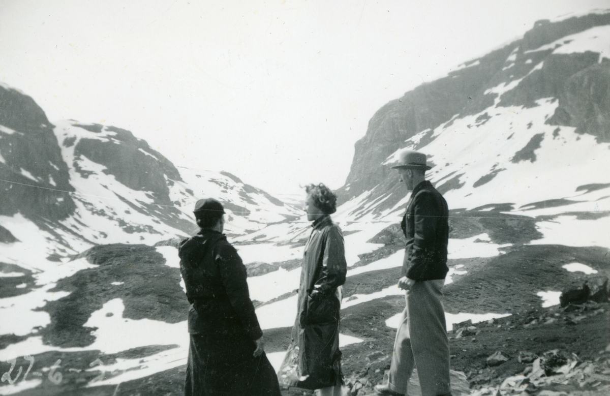 Familien Terjesen på tur over fjellet 27. og 28. juni 1939.  Tre ulike stader.