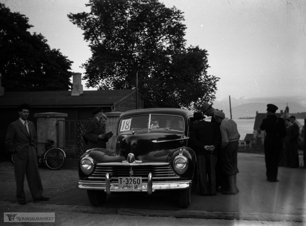 "M.A sitt humanitetsløp i 1948?".Bilen er en Hudson 1946-47-modell.