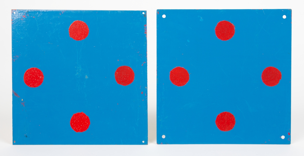 2 st. Förbandsskyltar av plåt. Blå bakgrund med fyra st. röda prickar.