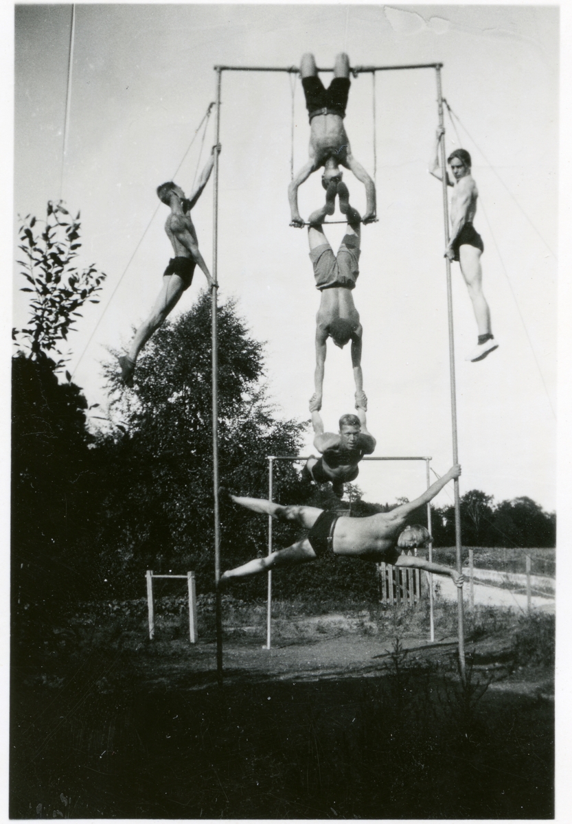 Västerås. 
En grupp gymnaster i redskap, 1940-tal.