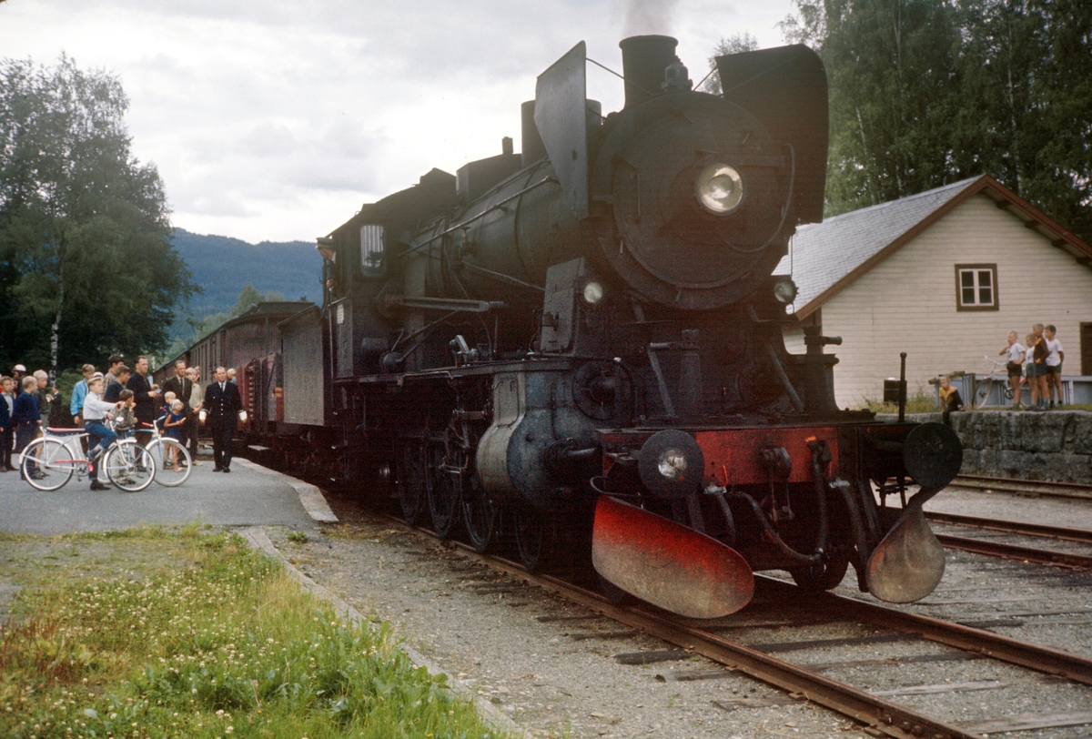 Damplokomotiv type 30b nr. 347 med A/L Hølandsbanens veterantog på Skreia stasjon