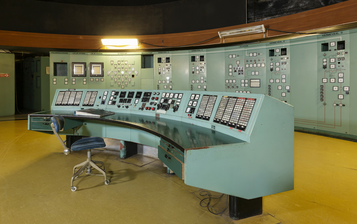 Kontrollbord för kärnkraftverk, består av:'
TM48431:1 Pult (vänster)
TM48431:2 Pult (höger)
TM48431:3 Bordsskiva
TM48431:4 Hurts
TM48431:5 Hurts