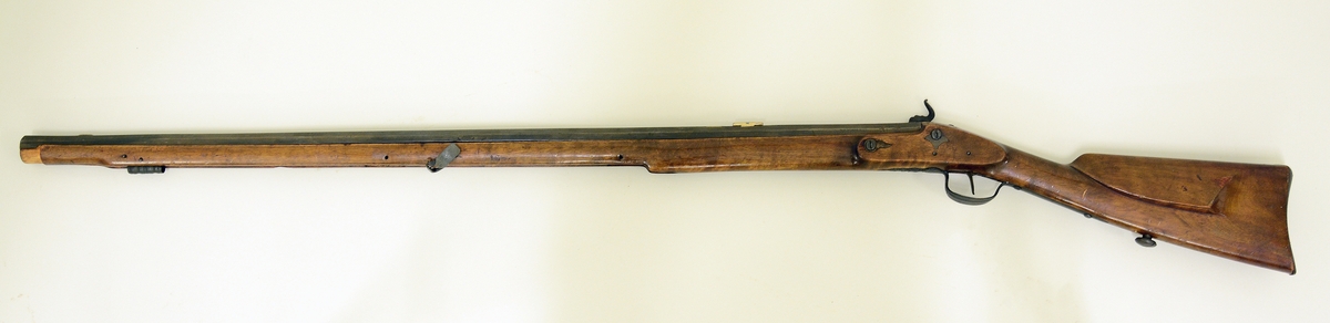 Fra protokollen: Rifle, munnladning, med 96,5 cm lang pipe i 8-kanta form og ikr. 1,36 m. lang stokk av polera bjørk. Hane og varbygil litt utkrota. Paa laasen stend: 1858 A (?) T S G (= Ambros T. Gvaala?). Ladteinen vantar (mangler). Paa dei innfelde stykki i pipa er au bokstavar: H. G. S. T. (i sjølve pipa) og O. H. S. (i massing).
Perkusjonslås.