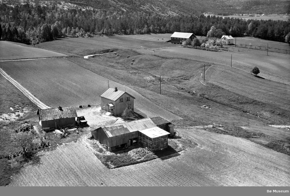 Flyfoto av Hegna med Åserud i bakgrunnen.  Bildet tatt 13. juni 1958.