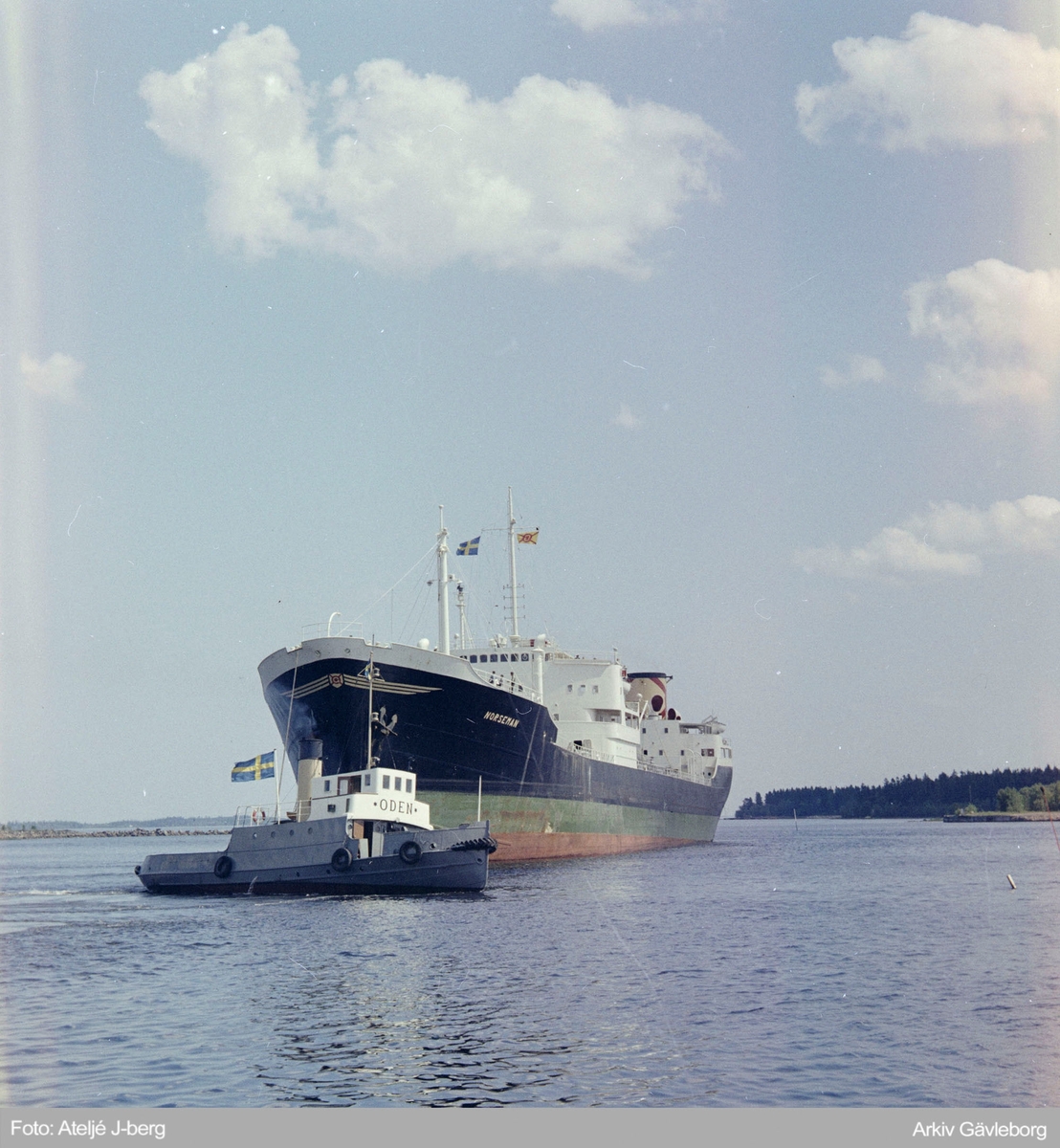 M/S Norseman och bogserbåten Oden, 1959.