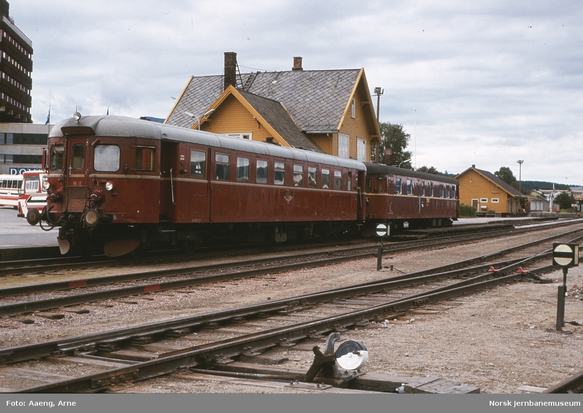 Dieselmotorvogn BM 86 12 og styrevogn BDFS11 91 73 med persontog fra Hamar til Røros, tog 371, på Tynset stasjon