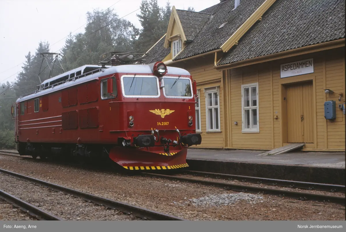 Elektrisk lokomotiv El 14 2167 på prøvetur etter revisjon, her på Aspedammen stasjon