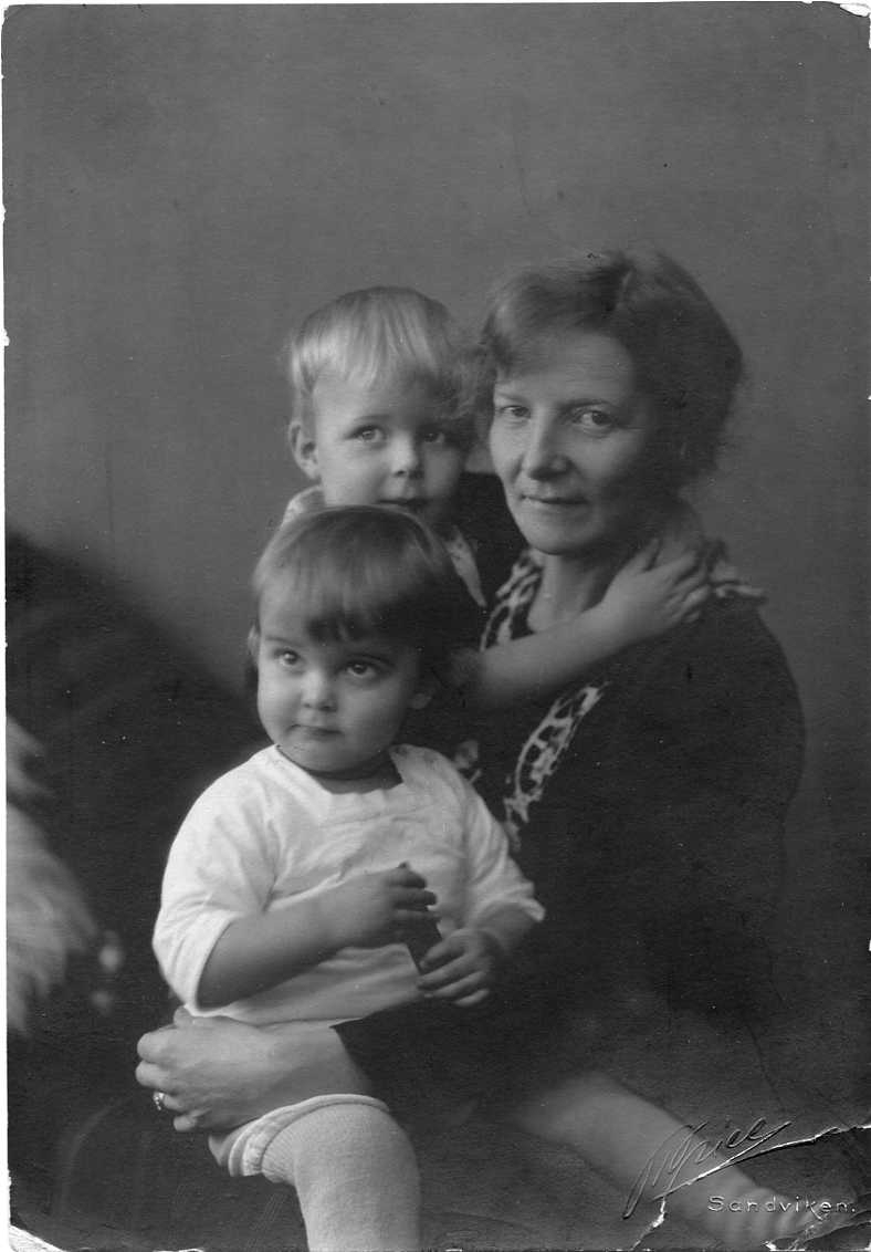 Porträtt av en okänd kvinna med två små barn i famnen.