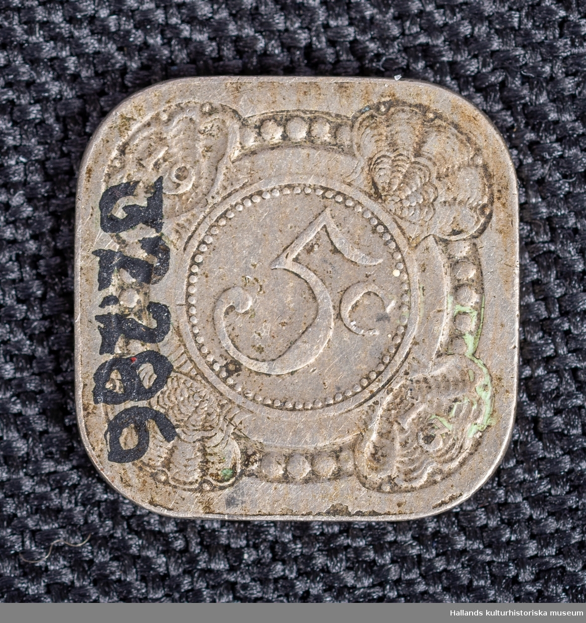 Silvermynt från Nederländerna (Holland?) 5 cent. 1913. Rektangulärt med rundade hörn.
