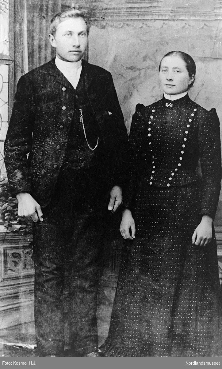 Mann og kvinne, Johan A. Hansen, Misvær, født 1872, og Marie Pedersdatter, Valnesfjord, født 1875. De ble gift i 1895.