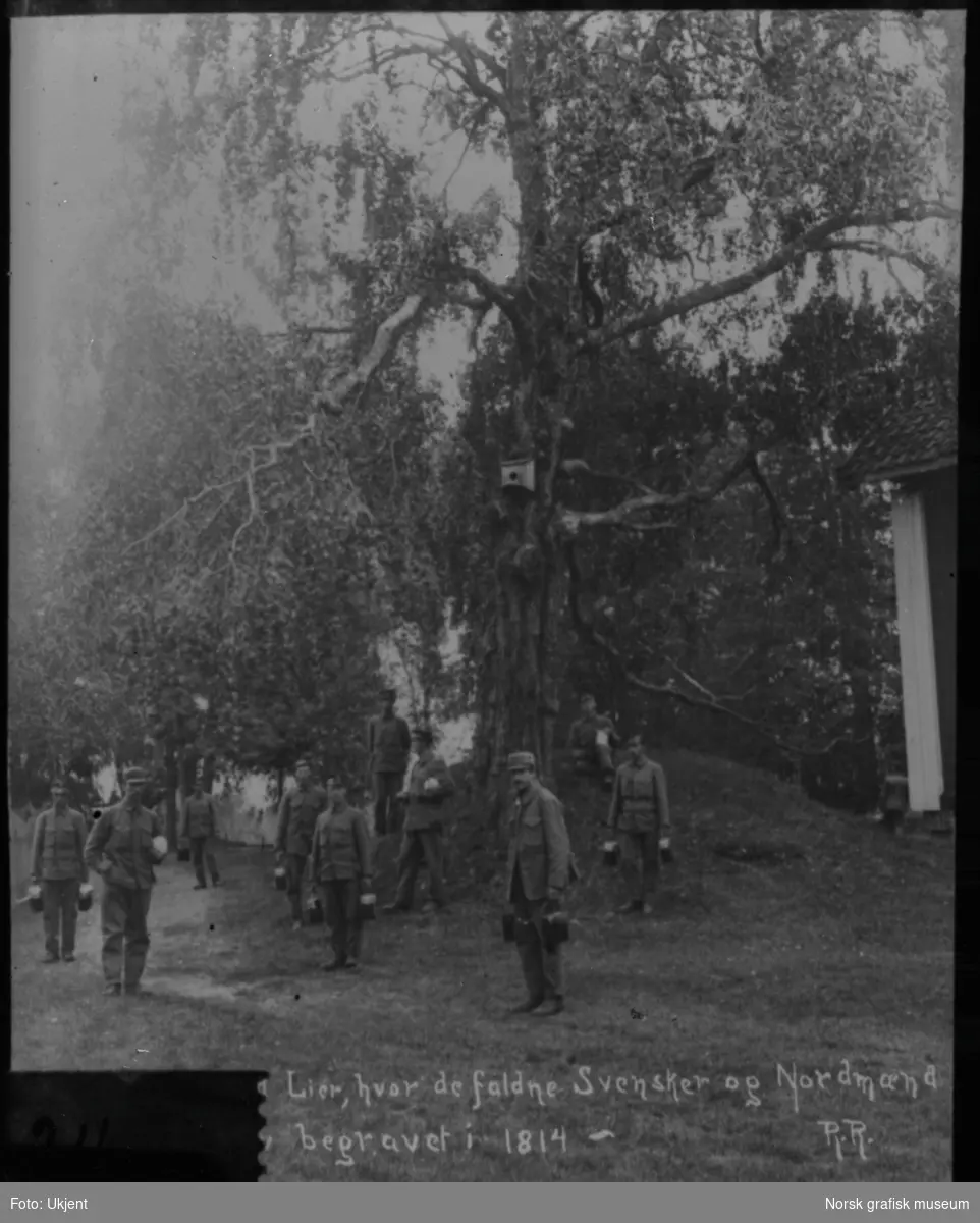 Soldater ved et gammelt tre på Lier. Alle har med litt bagasje hver, men ingen våpen.