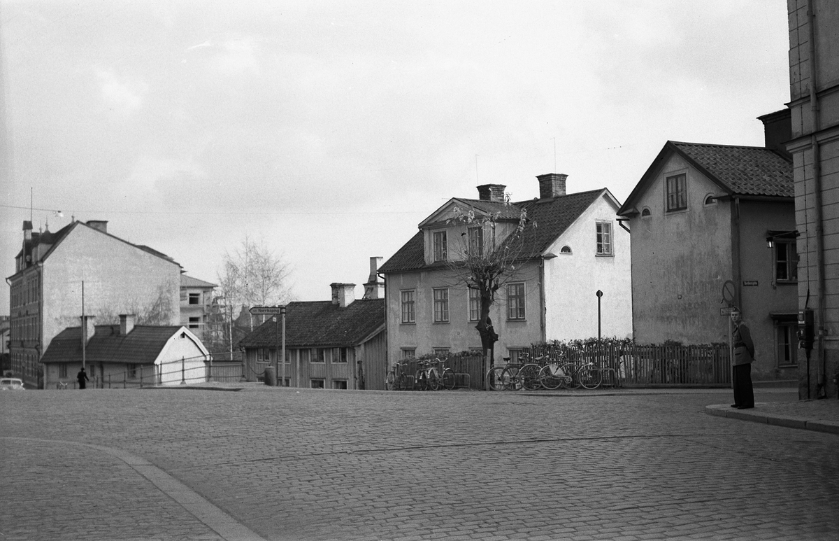 Ännu vid fototillfället 1954 tog sig miljön vid mötet av Storgatan-Nygatan-Barnhemsgatan ut som bilden visar. Inom snar tid kom Bredgatan att läggas ut och förbinda mötet med Drottninggatan. Åtgärden fick till följd att bebyggelsen i dåvarande kvarteret Elfenbenet revs och att Nygatans anslutning till korsningen blev överflödig. I bildens blickfång ses Nygatan 58-62, varav det bägge nedre husen upplysningsvis kom att flyttas till friluftsmuseet Gamla Linköping som Systrarna Petterssons gård respektive Anderska gården.
