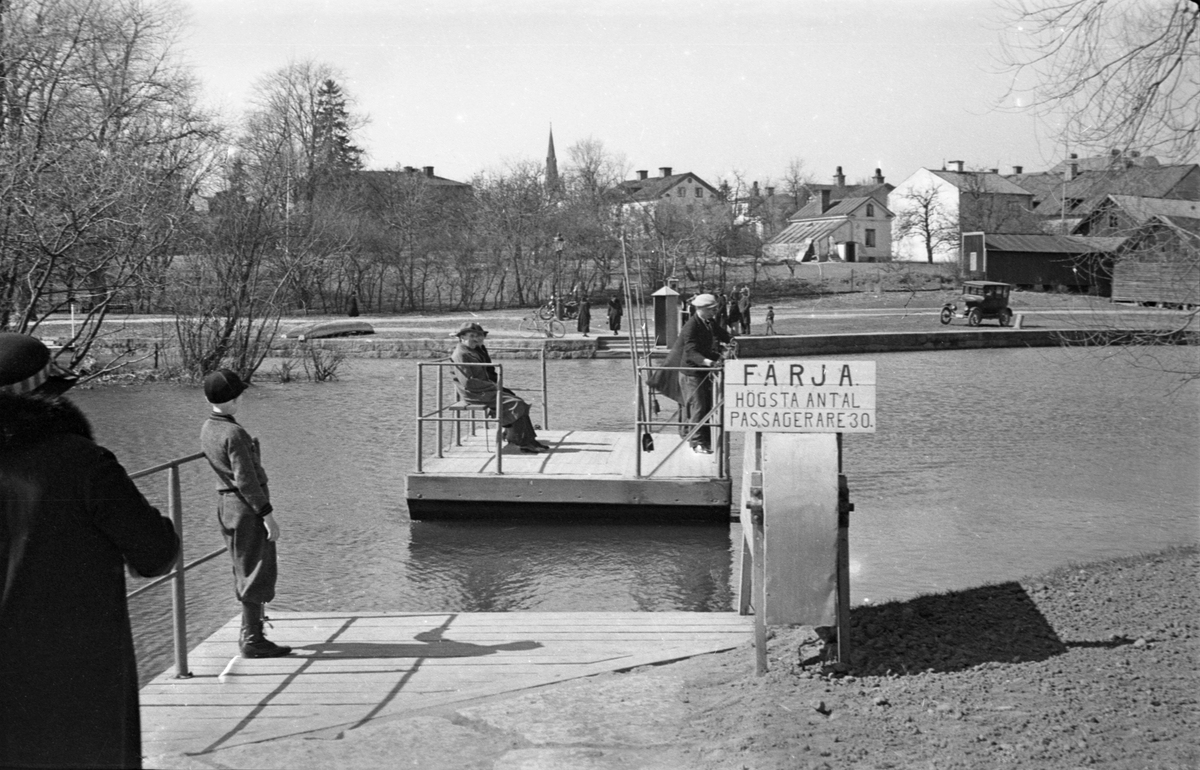 Passagerarfärjan över Stångån i Linköping var frekvent nyttjad före Drottningbrons tillkomst 1947. Fram tills dess gick den som här mellan Övre hamnen invid Tinnerbäckens utlopp och Ladugårdskälla. Efter brons invigning flyttades linjen längre uppströms ån. Här ett ögonblick något tiotal år dessförinnan.