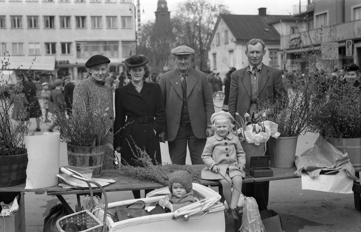 Torgförsäljning på Trädgårdstorget i Linköping. Påsktid något av 1940-talets senare år.
