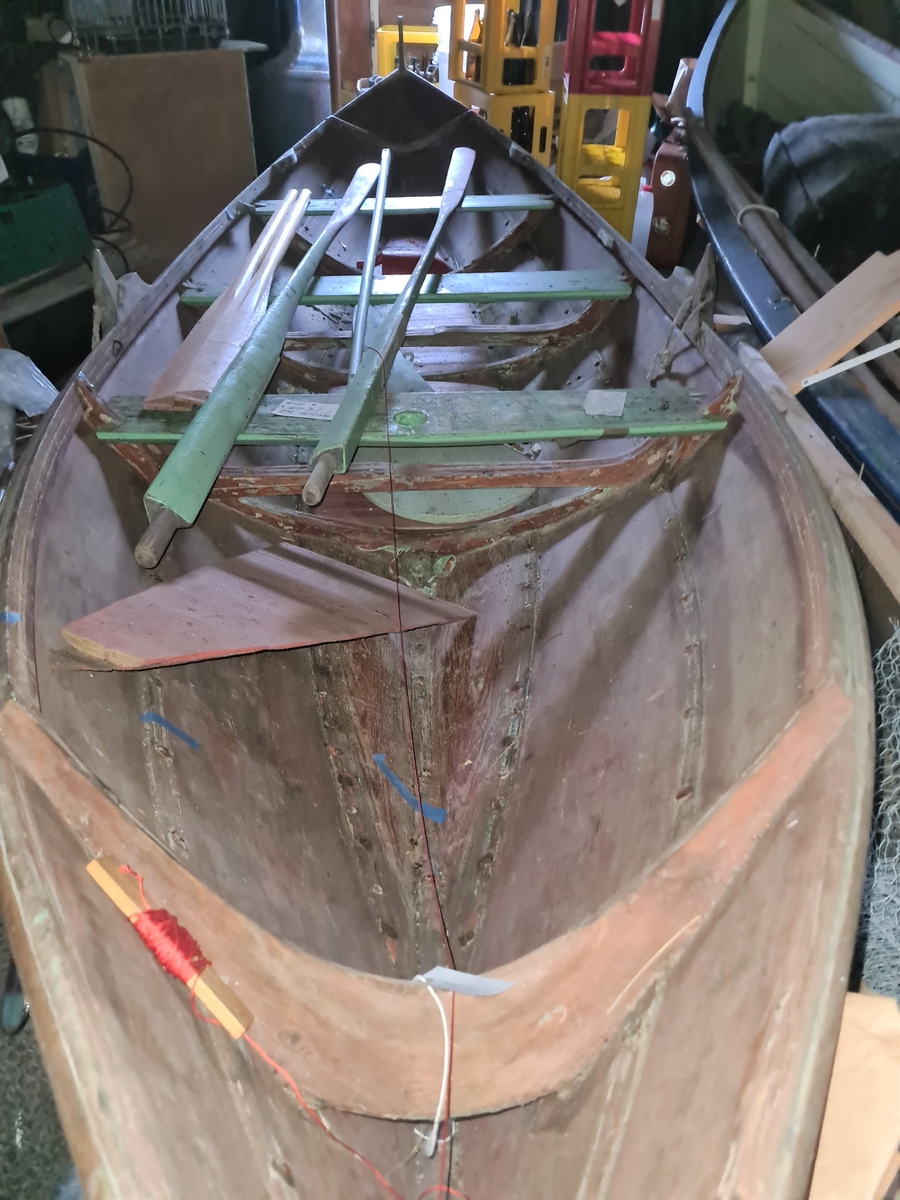 Oselvar. Båten har eitt par keiper og rigg for sprisegl. Klinkbygd, tre bord. Tre spant, bak- og framsprong. Tre tofter.