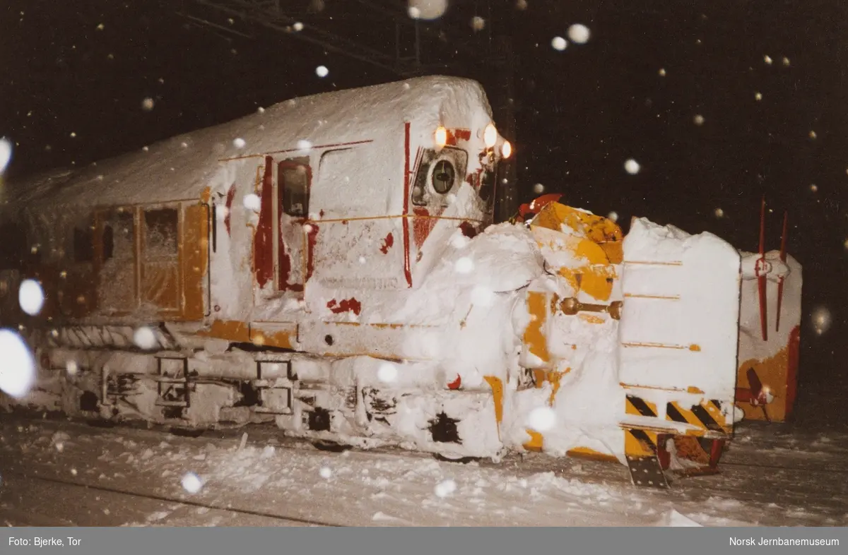 Roterende snøplog DiR3 511 i på Finse stasjon