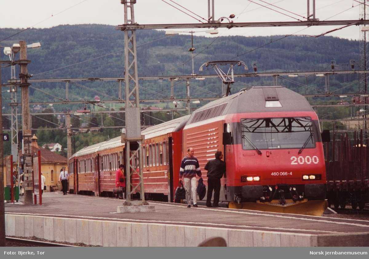 Innleid sveitsisk elektrisk lokomotiv 460 066-4 med persontog fra Oslo S til Bergen på Hønefoss stasjon