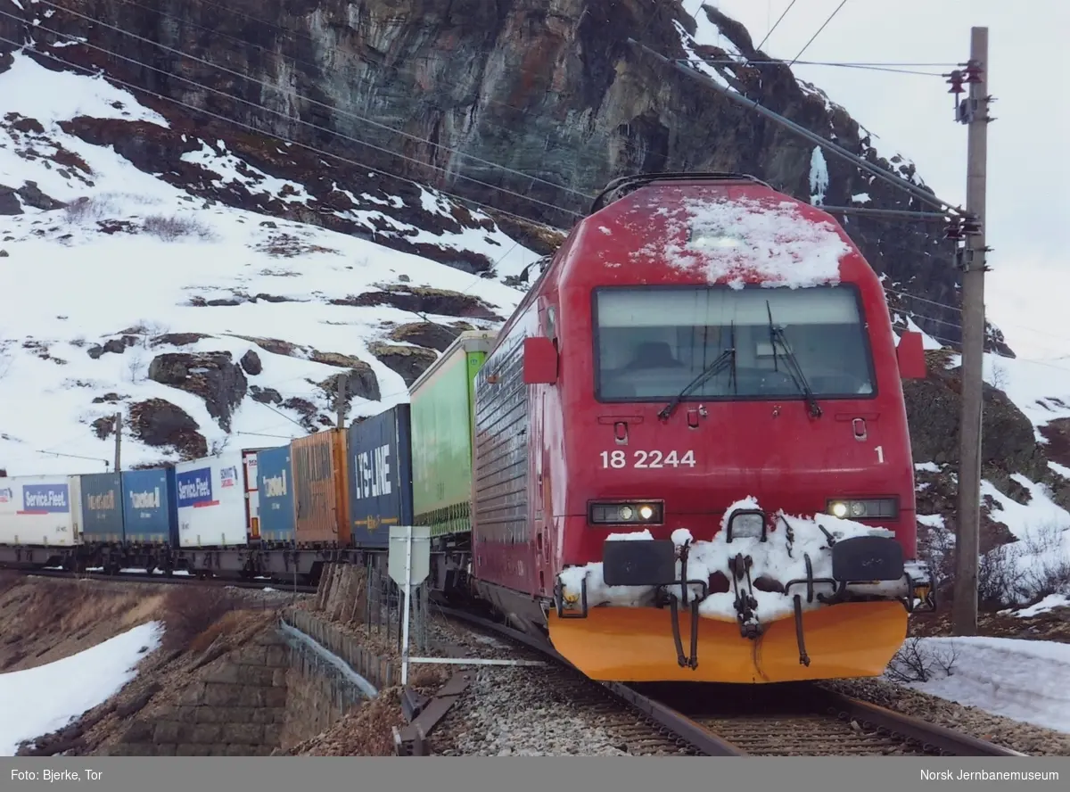 Elektrisk lokomotiv El 18 2244 med godstog retning Oslo ved Kleva bru mellom Myrdal og Hallingskeid på Bergensbanen